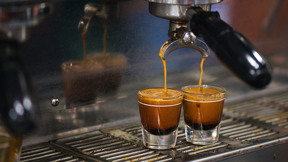 espresso makinesinde espresso kahve yapılıyor